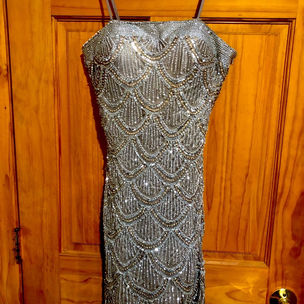 COPY - This is a stunning, elegant, special occasion dress. W\straps or without.